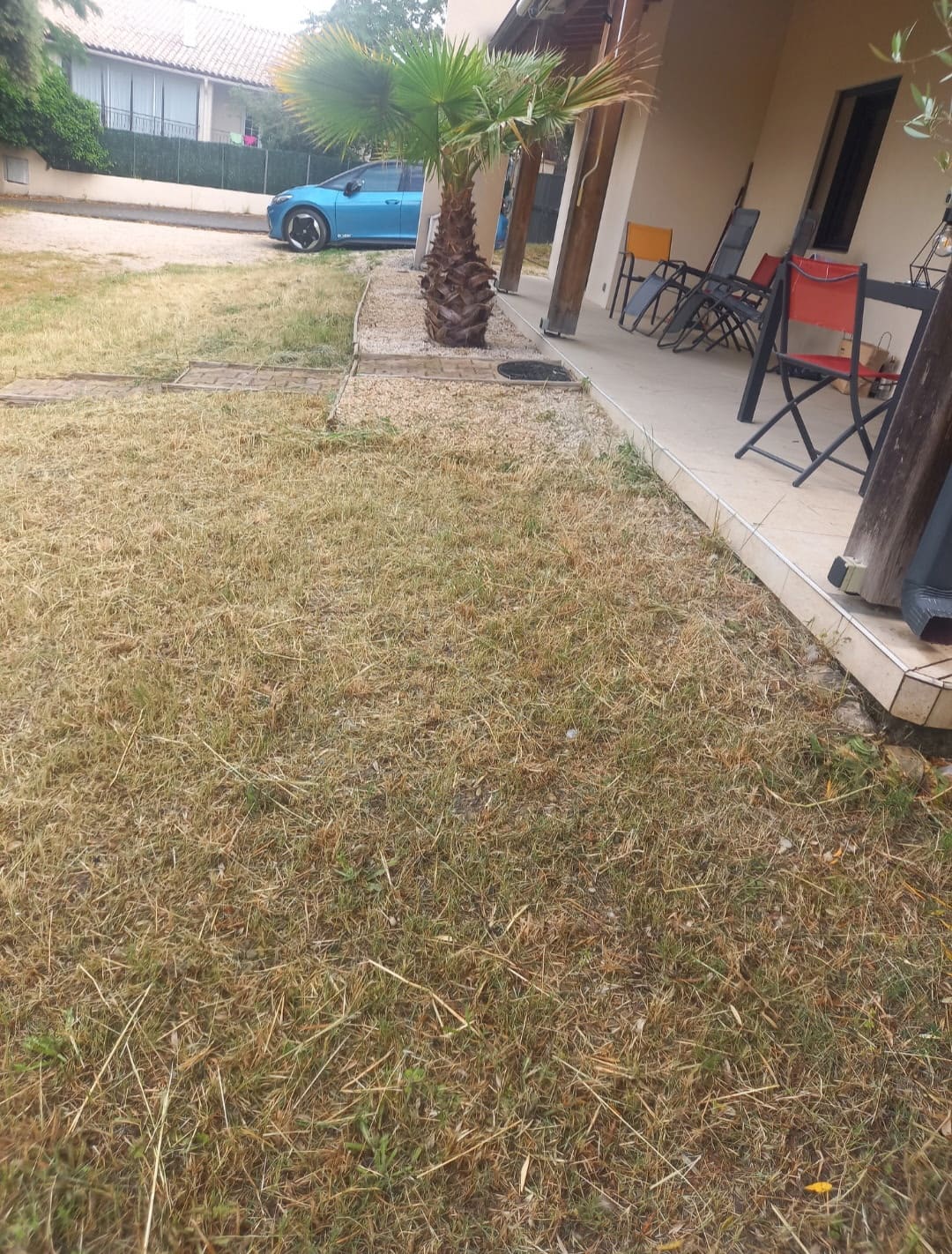 Terrain tondu devant une maison, abords repris
