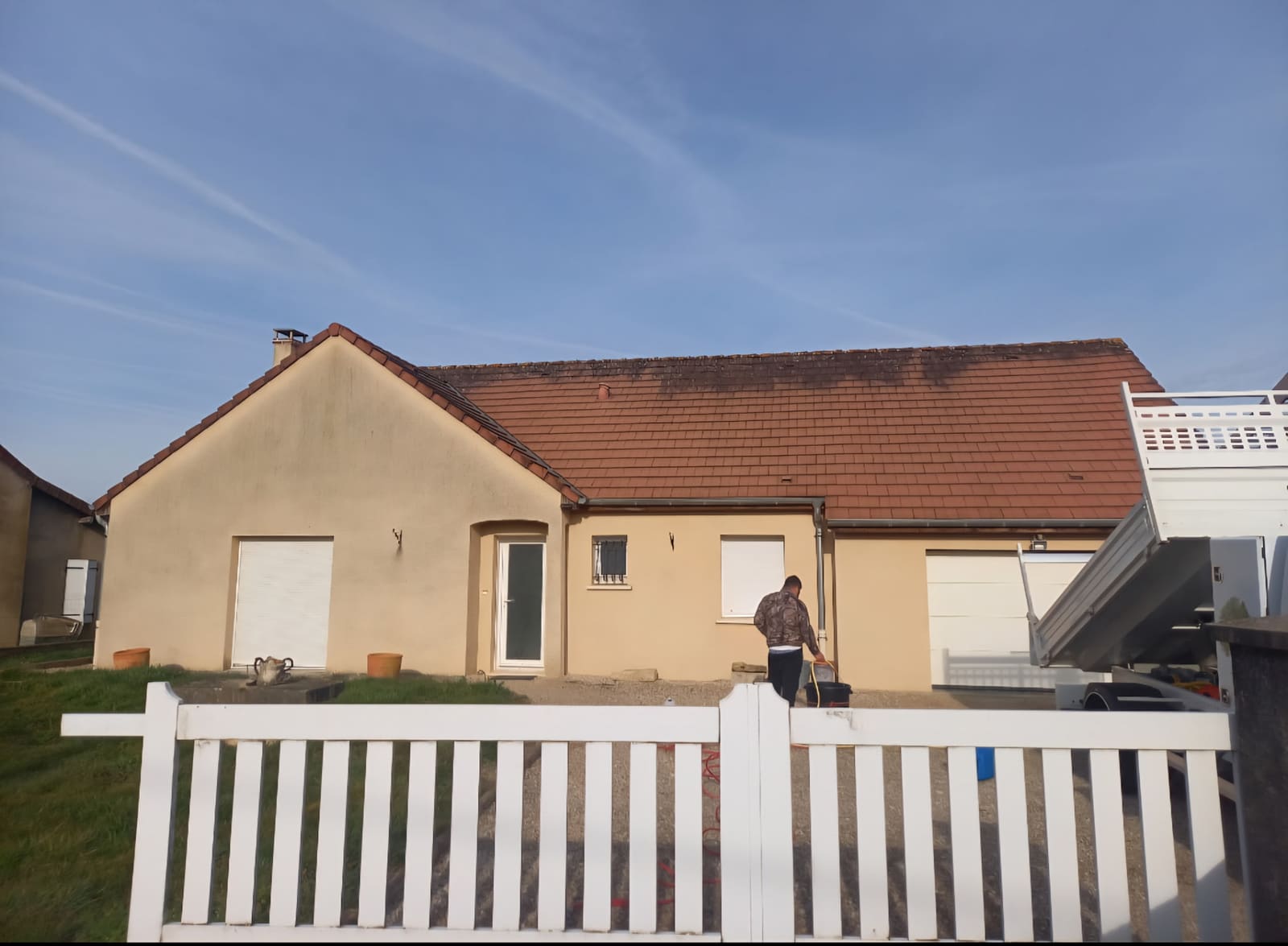 Abords de maison entretenus : terrain repris et bordures nettoyées